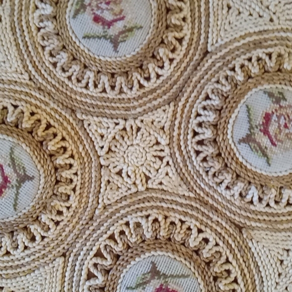 ⭐️ Host Pick ⭐️ Vintage Wicker Trivet Table Topper with needlepoint accent - Picture 5 of 6